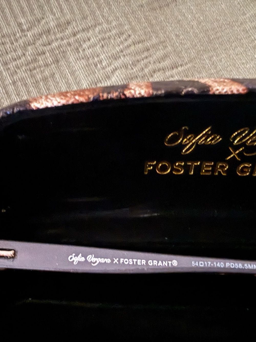 Foster Grant Sofia Vergara Silver Frame Reading Glasses with Leopard Case - Picture 4 of 5